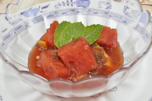 Lehký melounový salát s mátou a medem  – Snadné recept z Ostatní státy kuchyně, hotový za Do 30 minut